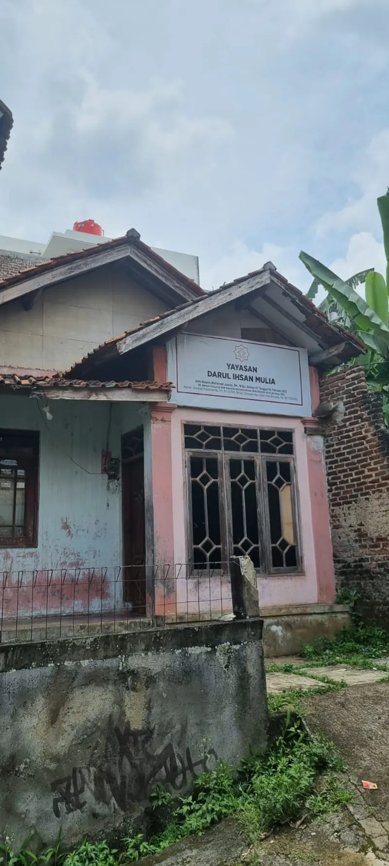Tampak depan bangunan lama satu lantai dengan papan nama Rumah Tahfidz